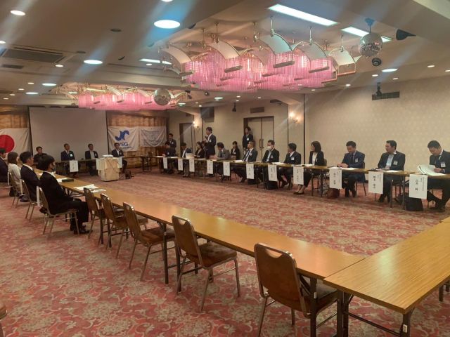 【新入会員オリエンテーション】
総務広報委員会委員長の勝木です。
新入会員オリエンテーションが令和５年10月11日（水）高知商工会館で開催されました。
初めにクループウェアであるAT（エンジェルタッチ）の説明を受けた後、執行部及び出向者の照会があり、松岡専務によるYEGの説明が行われ、各委員長による委員会活動の説明がありました。
10月より新しく高知YEGの仲間となる4名の新入会員の皆様、三宮会長と古味OB代表幹事から激励の言葉をいただき、これからのYEG活動をスタートします。よろしくお願いします。